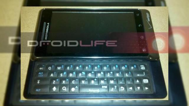 <b>Motorola Droid 2 fotografiat si filmat, acum fara dubii (Video)</b>Daca pana acum existau dubii cu privire la identitatea reala a lui Motorola Droid 2 (care ar fi putut fi de fapt modelul Shadow/Xtreme), iata ca handsetul a fost prezentat in varianta sa reala in urmatoarea imagine. In plus, noul model a fost si filmat,...