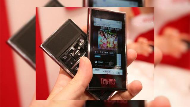 <b>Fujitsu si Toshiba intentioneaza sa isi uneasca filialele din segmentul mobil</b>Piata japoneza din domeniul telefoniei a cunoscut recent o scadere a profitului, ducand la decizii radicale, precum retragerea celor de la Mitsubishi din acest segment si formarea aliantei Sanyo-Kyocera. Iata ca o alta alianta se pregateste, Fujitsu si...