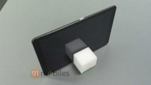 <b>Samsung Galaxy Tab A2 XL va sosi cu procesor Snapdragon 450; Aflăm și alte dotări ale tabletei</b>Pe lângă tableta flagship Tab S4, așteptăm ca sud-coreenii de la Samsung să lanseze pe piață în perioada următoare și modelul Galaxy Tab A2 XL (10.5). Acesta din urmă ne era prezentat în fotografii reale de curând, iar astăzi își dezvăluie