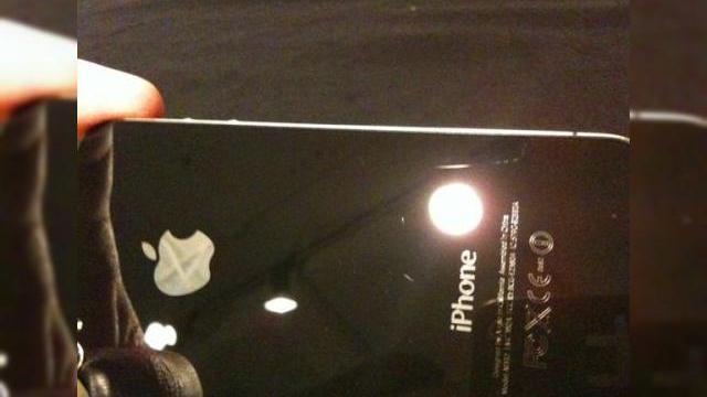 <b>Carcasa-spate a lui iPhone 4, predispusa la zgarieturi?</b>Cei de la Engadget au inceput deja sa gaseasca defecte ale lui iPhone 4, la doar o saptamana dupa ce le-a fost oferit un model pentru teste. Printre ele se numara si faptul ca handsetul este extrem de usor de zgariat, dupa cum o dovedesc si imaginile de...