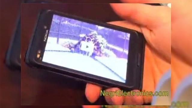 <b>Nokia N9/E7 filmat si prezentat in actiune (Video)</b>Un nou prototip Nokia a fost scapat pe web recent, intr-un clip de 4 minute care il prezinta in actiune. Dilema noastra principala este daca avem sau nu de-a face cu un handset din Seria N sau E a celor de la Nokia. Speculatiile afirma ca smarpthone-ul ar...