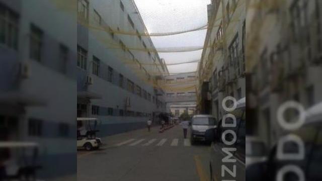 <b>Foxconn incearca sa opreasca sinuciderile cu plase intinse intre cladiri</b>Va amintiti probabil de valul de sinucideri care a lovit compania chineza Foxconn, producatorul de terminale Apple iPhone si iPad. Pana acum, acest fenomen a facut 10 victime, iar moralul angajatilor e mai scazut ca oricand. Aflam si ca a existat recent...