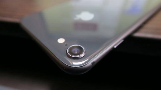 <b>Apple iPhone 8: Camera în acelaşi registru cu iPhone 8 Plus, X, dar cu mult peste iPhone 7</b>Am ajuns şi la cameră, cu un senzor de 12 megapixeli în spatele lui iPhone 8, cu deschidere F/1.8 şi stabilizare optică. Avem şi blitz quad LED, putem filma în 4K la 60 FPS, iar pe partea de selfie primim o cameră de 7 MP, care foloseşte o extra..
