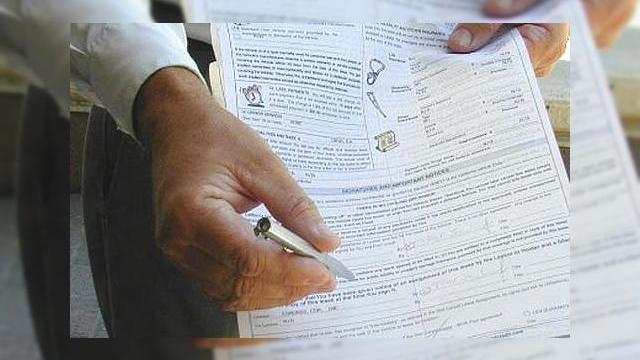 <b>Renuntarea la abonamentele telecom fara penalizari - o lege utopica?</b>Un proiect legislativ care are ca scop posibilitatea de a renunta la contractul cu operatorii de telefonie fara penalizari, in cazul utilizatorilor nemultumiti, ar putea deveni oficial chiar de maine, 1 iulie, ne informeaza Dailybusiness.ro. ...