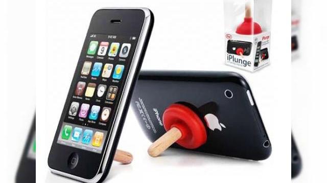 <b>iPlunge - un accesoriu haios pentru iPhone</b>Daca sunteti in cautarea unui cadou pentru un posesor de iPhone, poate chiar de iPhone 4, atunci iPlunge este o solutie amuzanta. Avand forma clasicei pompe de desfundat toaleta, micul accesoriu cu ventuza se fixeaza de spatele terminalului si ii permite...