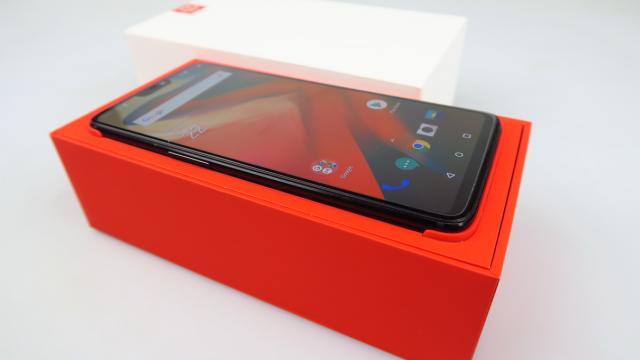 <b>OnePlus 6: Baterie extrem de rapidă la încărcare şi bună de Netflix</b>OnePlus 6 are o baterie de 3300 mAh, care în ziua de azi începe să sune modest, când auzi că Samsung vine cu 4000 mAh pe Galaxy Note 9. Şi Huawei P20 Pro are o baterie de 4000 mAh, apropo. Avem încărcare rapidă, la 5V şi 4A pe acest OnePlus.
