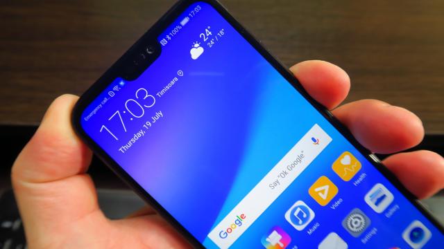 <b>Huawei P20 Lite: Design îngust, comod, elegant</b>Huawei P20 Lite te loveşte imediat cu 2 impresii: e foarte îngust și foarte ușor, neașteptat de ușor. Îngustimea sa îl face comod de mânuit cu o singură mână ți comod de mânuit în general. Bretonul e atât de mic că nu îi va deranja probabil nici pe cei..