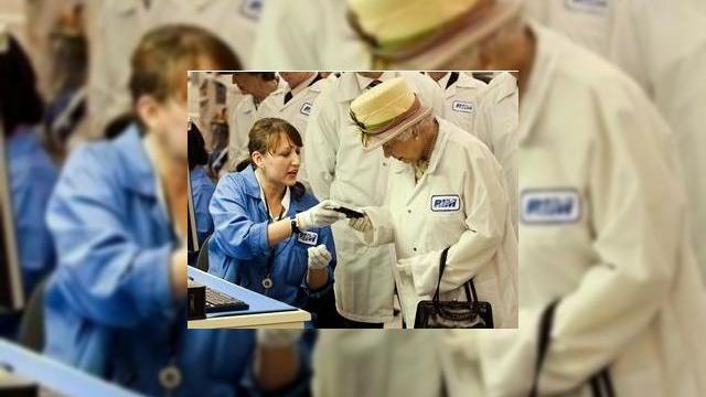 <b>Regina Elisabeta a II-a, cea mai noua fana BlackBerry?</b>Doua imagini puternice ale lumii moderne s-au intalnit ieri, cand regina Elisabeta a II-a a Marii Britanii a vizitat fabrica RIM, din Waterloo, care produce terminale BlackBerry. Astfel, regalitatea a intalnit iconul handseturilor business, intr-o vizita...