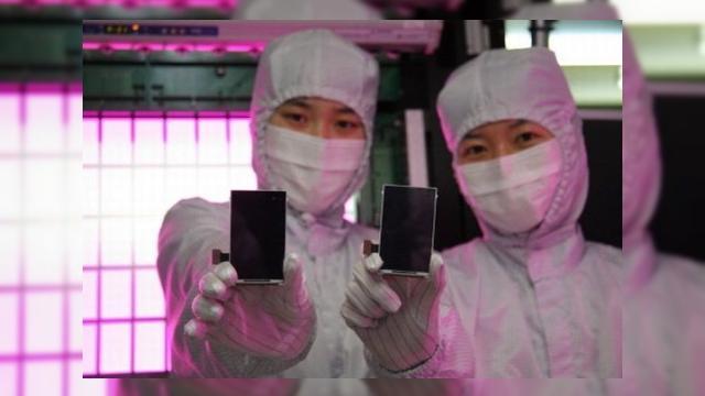 <b>Criza de ecrane OLED provoara ingrijorare pe piata terminalelor Android</b>Ecranele AMOLED, utilizate in special pe smartphone-uri Android au atins un punct in care productia si oferta nu mai face fata cererii. Acest fapt provoaca ingrijorare in randul producatorilor de terminale Android, mai ales ca AMOLED rivalizeaza cu...