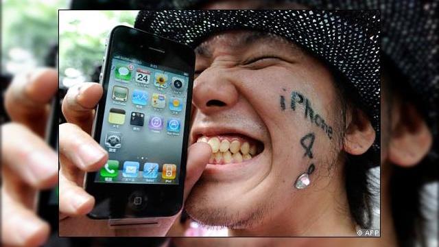 <b>Apple pierde 10 milioane de dolari din valorea sa de piata, in urma unei recenzii negative</b>Situatia celor de la Apple devine tot mai intunecata, din cauza problemelor lui iPhone 4. Deja gigantul din Cupertino a inceput sa piarda si bani pe aceasta tema, valoarea sa pe piata scazand cu 10 milioane de dolari, din cauza unei recenzii negative a...