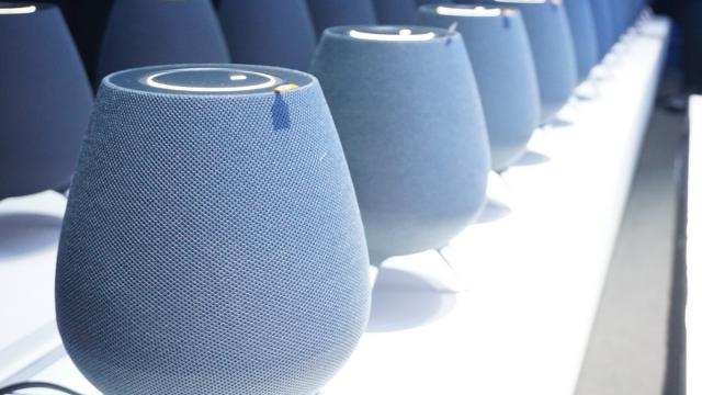 <b>Samsung Galaxy Home este boxa cu Bixby pe care o aşteptam de atât de mult timp; Are un design insolit, 6 difuzoare cu surround</b>Samsung a mai anunţat câteva produse interesante azi în afară de Galaxy Note 9, iar printre ele se număra boxa inteligenta Galaxy Home, cu Bixby la bord. A fost mai degrabă un anunţ-teaser, pentru o prezentare ulterioară, dar încercăm să disecăm..