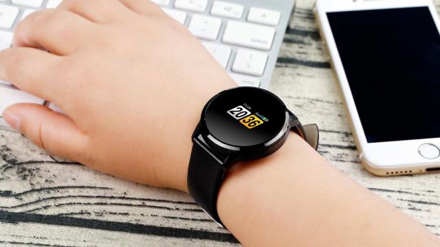 <b>Reduceri de zeci de euro la ceasuri inteligente la Cafago.ro; Iată cum puteţi obţine ceasuri cu senzor puls, GPS, ecran OLED </b>Cei de la Cafago.com au o nouă campanie de reduceri care taie zeci de euro din câteva ceasuri inteligente din oferta lor. E vorba despre modele Oukitel, cu dotări peste medie, incluzând şi ecrane OLED şi GPS. Mai jos avem detalii despre aceste modele..