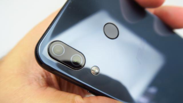<b>ASUS ZenFone 5z: Cameră bună la selfie, nu prea bună noaptea, egală cu ZenFone 5</b>ASUS ZenFone 5z are acelaşi setup de cameră ca şi ZenFone 5, adică unul midrange/high midrange, deci nu chiar unul veritabil de flagship. Terminalul adopta o cameră duală în spate, cu senzor de 12 MP Sony IMX363 şi cu deschidere F/1.8, operând împreună..
