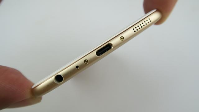 <b>Meizu Pro 6 Plus: Multimedia excelentă în jocuri şi filme, nici la muzica nu e rea</b>Meizu Pro 6 Plus nu are vreo pretenţie de difuzoare stereo sau simulare de surround, ci merge pe ruta mult bătătorita a difuzorului singular din zona inferioară. Playerul muzical are un egalizator pe 5 canale, setări legate de genuri muzicale şi o..