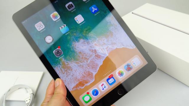 <b>Apple iPad 9.7 (2018): Design clasic de iPad, nimic cu adevărat nou</b>Cel mai nou iPad de la Apple nu ar putea părea să aparţină de alt brand nici dacă s-ar chinui. De la muchiile late la butonul Home totul e la posturi şi e clasic deja. Abordarea unibody pe bază de aluminiu s-a împământenit de vreme bună şi de la iPad..