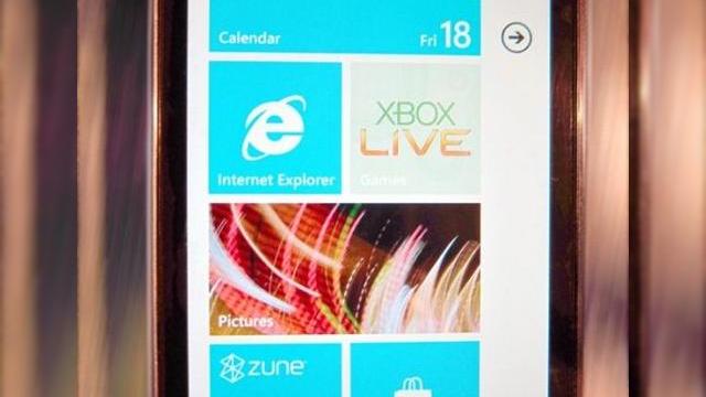<b>Primul telefon HTC cu Windows Phone 7 la bord, scapat pe web</b>Dupa ce aflam via Twitter 3 nume de telefoane HTC care vor rula Windows Phone 7, iata ca acum avem ocazia si sa vedem imagini cu un astfel de terminal. Cei de la Engadget au reusit sa puna mana pe aceste fotografii, care ne prezinta primul handset HTC cu...