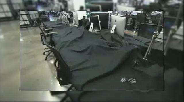 <b>Iata cum arata laboratorul secret de teste Apple (video)</b>Sunteti curiosi in legatura cu felul in care arata fortareata Apple unde se afla cele mai bine pazite secrete ale companiei din Cupertino? Ei bine, iata ca multumita unor jurnalisti care au avut ocazia sa exploreze laboratorul de teste Apple, cunoastem...