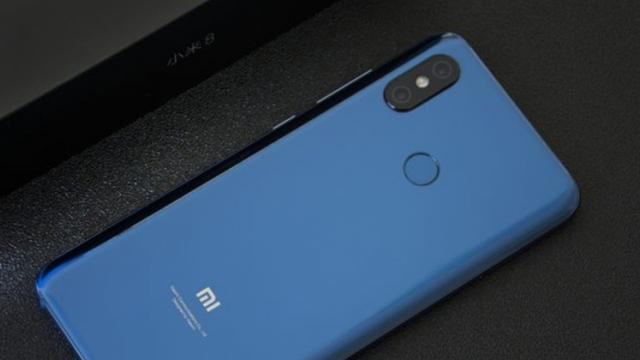<b>Xiaomi Mi 8 debutează în varianta cu 8 GB RAM şi 128 GB stocare; Iată cât costă</b>Chiar în ultima zi a lunii mai cei de la Xiaomi anunțau lansarea smartphone-ului Xiaomi Mi 8, terminal ce sosea în variante cu 6 GB RAM și 64, 128 sau 256 GB de stocare flash. Din această săptămână totuși, terminalul beneficiază și de o variantă