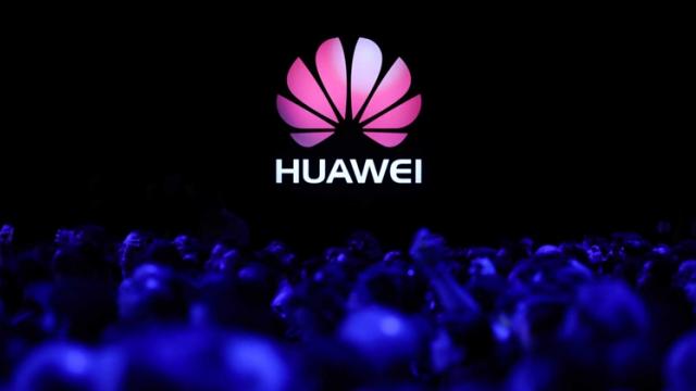 <b>Huawei confirmă că procesorul Kirin 980 e bazat pe tehnologie de 7 nm şi că Mate 20 vine în octombrie</b>După câteva speculații legate de procesorul Kirin 980 iată că astăzi cei de la Huawei prin persoana CEO-ului confirmă faptul că procesorul Kirin 980 va sosi la IFA 2018, un cipset de 7nm. De asemenea a fost confirmat și faptul că modelul