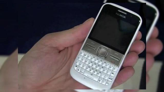 <b>Nokia E5, analizat in fata camerei, acum si in varianta de culoare alba (Video)</b>Desi mai avem de asteptat pana in trimestrul 3 inainte sa vedem modelul Nokia E5 pe piata, iata ca handsetul isi face aparitia intr-un clip in care ii sunt prezentate amanuntit functiile si dotarile. ddd Puteti vedea telefonul si intr-o varianta de...