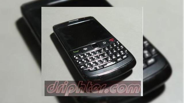 <b>BlackBerry Bold 9780, analizat in premiera (Video)</b>Desi nu a fost lansat inca, terminalul BlackBerry Bold 9780 a ajuns pe mana celor de la Driphter.com, care l-au analizat intr-o recenzie destul de amanuntita, axata mai mult pe lookul sau. Din aceasta recenzie aflam ca handsetul vine cu BlackBerry OS 6, o...