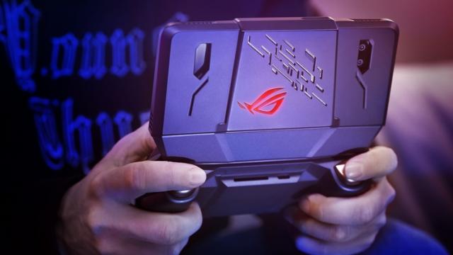 <b>O variantă mai accesibilă de ASUS ROG Phone primește certificarea TENAA; Are ecran IPS și 4 GB RAM</b>Deși lansarea comercială a smartphone-ului ASUS ROG Phone încă se lasă așteptată, nu este de așteptat ca vânzările acestui dispozitiv să fie unele deosebite, asta datorită prețului mult prea mare. Am aflat că se va trece lejer de pragul de 