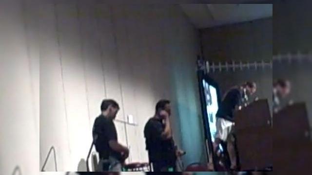 <b>Standardul GSM este vulnerabil - un hacker intercepteaza convorbiri cu echipament relativ ieftin (video)</b>In 2009 hackerul Chris Paget a demonstrat cat de vulnerabil este standardul RFID, descarcand continutul pasapoartelor unor cetateni din SUA. In acest an, acelasi expert ne-a dovedit vulnerabilitatea standardului GSM, hackuind 17 handseturi din apropierea...