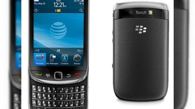 <b>BlackBerry Torch anuntat oficial, soseste in data de 12 august, la pretul de 200 dolari</b>Producatorul canadian de smartphone-uri RIM si operatorul american AT&T au organizat astazi o conferinta de presa, in cadrul careia au prezentat noul smartphone BlackBerry Torch. Acesta poate fi admirat in imaginea de mai jos si aflam ca va sosi pe piata...