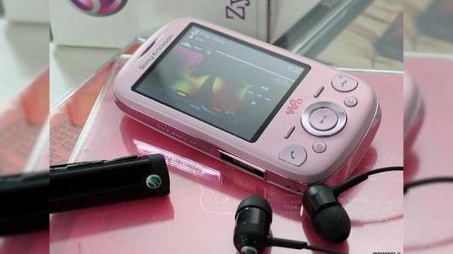 <b>Sony Ericsson Zylo, acum in varianta de culoare roz</b>Handsetul Sony Ericsson Zylo a fost recent descoperit pe web, in varianta de culoare roz, dupa cum o dovedesc si imaginile de mai jos. Terminalul este un slider GSM destinat iubitorilor de muzica si capabila de playback al fisierelor FLAC. &nbsp; Lansat...