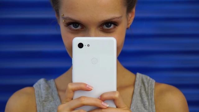 <b>Sexy unboxing de Google Pixel 3 XL: o rusoaică îl scoate din cutie (Video)</b>Se pare că scăpările masive ale lui Google Pixel 3 XL nu se vor opri prea curând. Iar dealerul ucrainean care probabil a furat telefoanele, ulterior scoase din cutie în Rusia nu a fost un caz singular. Tot din Rusia avem azi un unboxing sexy, realizat..
