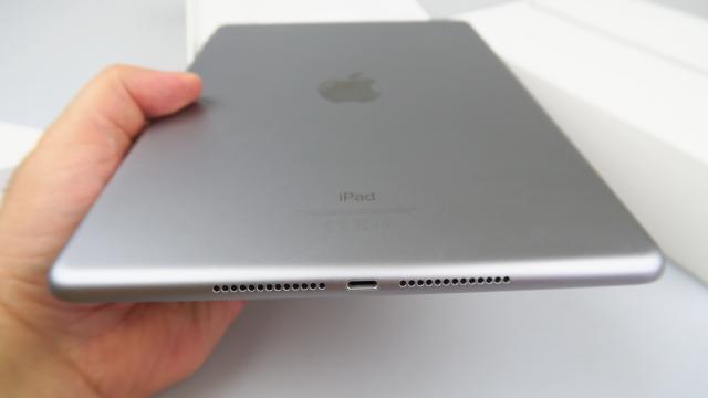<b>Apple iPad 9.7 (2018): Multimedia generoasă, păcat că nu sunt 4 difuzoare</b>Apple iPad 9.7 (2018) păstrează abordarea deja clasică pentru un iPad, cu 2 difuzoare în zona inferioară, în locul celor 4 care au devenit atât de răspândite pe device-uri Huawei, Samsung sau chiar Lenovo.