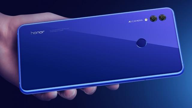 <b>Huawei Honor Note 10 în varianta cu 8 GB RAM debutează comercial mâine la un preț de 528 dolari</b>În această vară cei de la Huawei au lansat pe piață și smartphone-ul Huawei Honor Note 10, un phablet cu diagonală generoasă care sosește și într-o configurație cu 8 GB de RAM. Dacă până în momentul de față doritorii puteau alege doar modelul