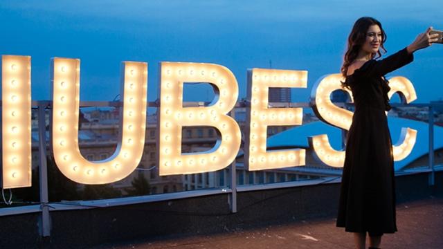 <b>Digi/RCS&RDS aniversează 25 de ani de prezenţă în România prin campania "De 25 de ani, conectaţi #Nelimitat" (Video)</b>În această săptămână Digi Mobil / RCS&RDS a anunțat lansarea primei sale campanii de imagine corporate prin intermediul căreia își prezintă evoluția din ultimii ani. Acest spot este unul care marchează aniversarea de 25 ani de prezență 