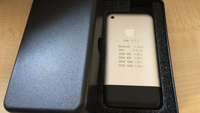 <b>Un iPhone produs în SUA se vinde pe eBay; Iată ce are special</b>Apple e pe cai mari, între trilionul de dolari atins recent şi predicţiile bune pentru livrările de iPhone Xs. Ştiam că va veni o vreme când să deţii unul dintre primele iPhone-uri te va face om bogat, la fel cum se întâmplă cu cei care au un computer..