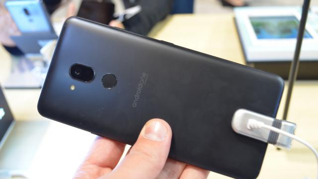 <b>IFA 2018: LG G7 One hands-on - phablet extrem de luminos şi cu software curat pe bază de Android One (Video)</b>În afară de LG G7 Fit, LG a adus la IFA 2018 şi modelul LG G7 One care e atractiv din multe puncte de vedere. Oferă o alternativă cu Android curat celor care nu vor o interfaţă custom peste platforma Google. Acest model midrange are şi marele plus al..