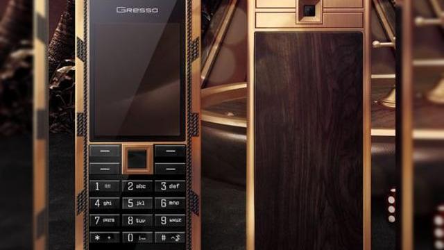 <b>Gresso Luxor Las Vegas Jackpot, telefonul de 1 milion de dolari</b>Daca sunteti un magnat sau pe cale sa deveniti unul, atunci avem si un handset care se va potrivi cu noul dumneavoastra statut: Gresso Luxor Las Vegas Jackpot. Terminalul vine cu un pret incredibil, de 1 milion de dolari si poate fi admirat in imaginea de...