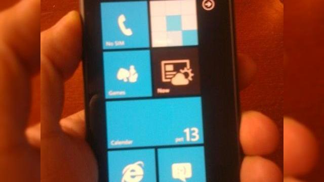 <b>Un nou prototip de telefon Samsung cu Windows Phone 7 la bord scapa pe web</b>Desi am vazut cateva terminale HTC scapate pe web weekendul trecut, unele chiar cu Windows Phone 7 la bord, iata ca nici Samsung nu se lasa mai prejos. Astfel, descoperim urmatorul prototip de smartphone Samsung, dotat cu WP7 si cu un ecran de mari...