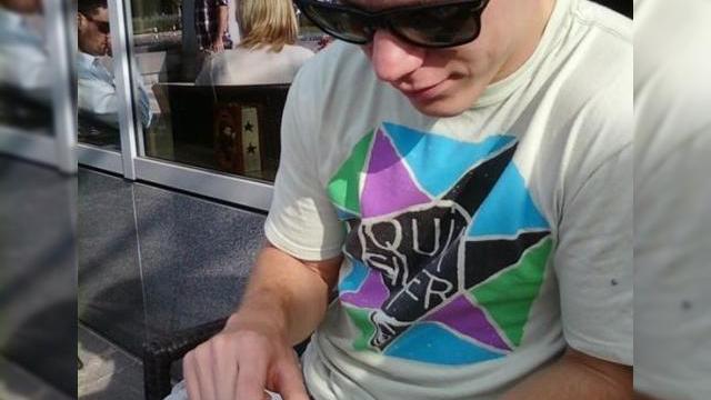 <b>Un nou telefon Samsung cu Windows Phone 7 la bord, fotografiat in actiune!</b>Pe masura ce ne apropiem de presupusa data de lansare a lui Windows Phone 7 (estimata pentru luna septembrie/octombrie) se indesesc aparitiile imaginilor postate pe web cu telefoane WP7. Samsung si LG sunt brandurile de prototipuri cel mai des intalnite,...