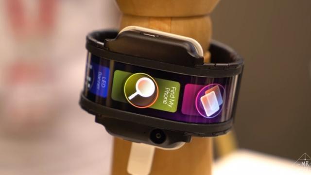 <b>ZTE Nubia Alpha este un telefon real până la urmă şi îl vedem în acţiune la IFA 2018 (Video)</b>Deși în momentul anunțului oficial, îl consideram pe ZTE Nubia Alpha doar un alt telefon concept, dar iată că acesta este chiar real fiind prezentat sub formă de prototip. Prin intermediul unui fost redactor de la PocketNow vedem astăzi dispozitivul