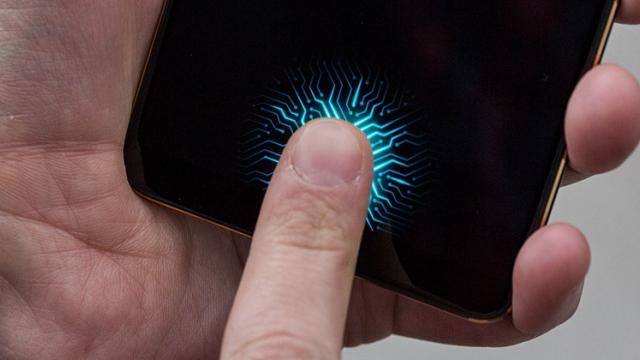 <b>Mai avem de așteptat până la primul iPhone cu scanner de amprente integrat în ecran; Iată ce spune un reputat analist</b>Pe seama unui raport venit din partea analiștilor de piață aflăm astăzi că gigantul din Cupertino, adică Apple nu va face prea curând pasul către telefoanele cu scanner de amprente integrat în ecran. Se afirmă aici că implementarea senzorilor