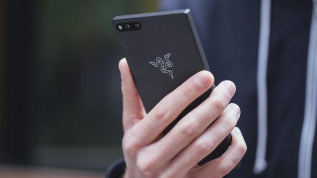 <b>Razer Phone are un super discount pe site-ul oficial Razer; Iată cât costă</b>Acum că am aflat că ni se pregăteşte un Razer Phone 2, era de aşteptat să începem să vedem şi reduceri precum cea de mai jos. Razer Phone, telefonul de gaming de prima generaţie are preţul tăiat cu 300 de dolari şi ajunge să coste doar 399 dolari.