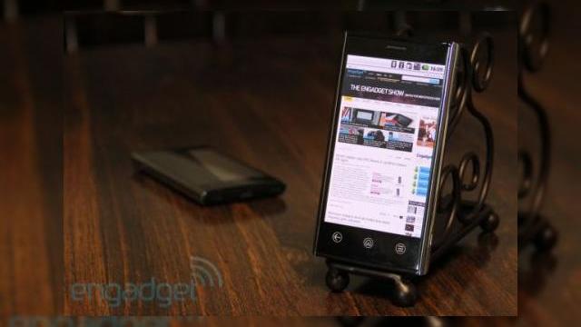 <b>Prototipul de smartphone Dell Thunder, sub lupa Engadget (Video)</b>Dupa ce am vazut o imagine si un clip cu noul smartphone Dell Thunder aici iata ca a venit momentul unei analize complete a smartphone-ului, pe care o vom diseca in randurile urmatoare. Redactorii Engadget au avut ocazia sa se joace cu un prototip Dell...