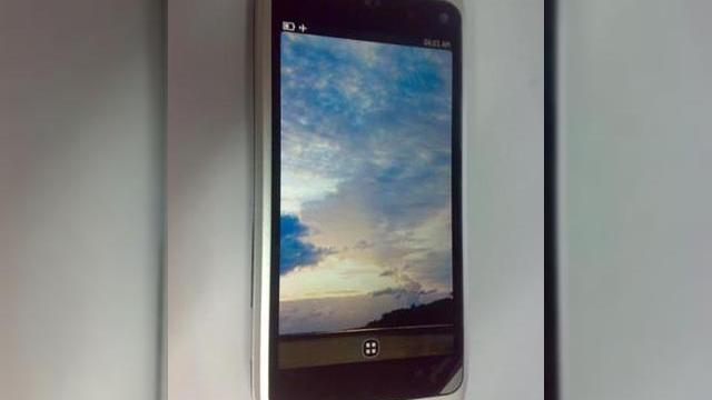 <b>Specificatiile lui Nokia N9 dezvaluite: procesor de 1 GHz si display OLED de 4 inchi!</b>Dupa ce am vazut primele imagini cu smartphone-ul MeeGo Nokia N9, iata ca site-ul noknok.tv a descoperit si cateva dintre specificatiile acestui terminal. Sursa acestui site este o persoana misterioasa pe nume "Lee", iar dotarile handsetului le aflati in...