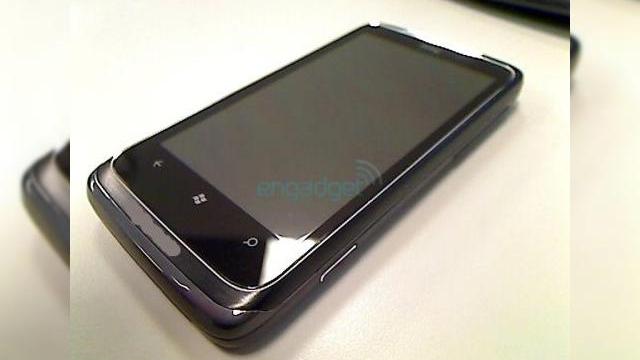 <b>Misteriosul HTC T8788 inlocuieste tastatura glisanta cu... un difuzor?!</b>Dintre toate modelele de telefoane Windows Phone 7, HTC T8788 vine cu designul cel mai ciudat. Proaspat descoperit de catre cei de la Engadget, handsetul ni se prezinta cu o sectiune glisanta care nu include o tastatura QWERTY ci... un difuzor. &nbsp;...