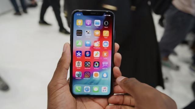 <b>iPhone XR analizat de Marques Brownlee: colorat, probabil alegerea multora, dar cu muchii butucănoase, ecran modest</b>Pe lângă prezentarea video oferită pentru iPhone Xs și Xs Plus, Marques Brownlee ne vorbește acum într-un clip și despre iPhone-ul "de buget" din acest an, acela fiind iPhone Xr. Tânărul youtuber apreciază variantele de culoare numeroase și chiar