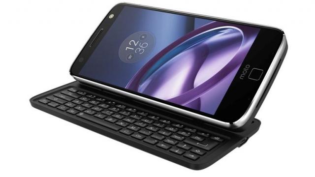 <b>Începutul sfârşitului pentru modularitate? Modulul Moto Z Keyboard Mod a fost anulat</b>Dacă celor de la LG nu le-a ieşit cu modularitatea şi Google şi-a bătut joc de Project Ara, Motorola era ultimul bastion al acestei tehnologii. Se pare că nici ei nu o duc prea strălucit, pentru că tocmai a apărut informaţia că ar fi anulat modulul Moto Z
