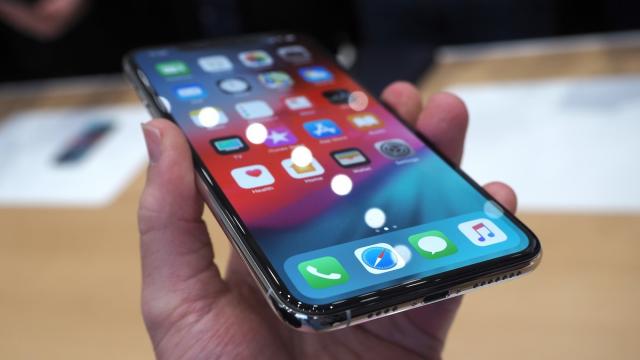 <b>Procesorul Apple A12 obţine un scor gigantic în AnTuTu: 360.000 de puncte, pe iPhone XS</b>Sunt sigur că aşteptaţi să înceapă să apară primele recenzii ale lui iPhone Xs, Xs Max şi iPhone XR, dar până să vedem ceva mai în detaliu, avem un prim benchmark. Se pare că procesorul Apple A12 obţine scorul de 360.000 de puncte în AnTuTu, gigantic..