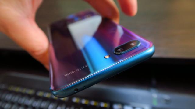 <b>Huawei Honor 10: Designul cel mai arătos pentru un Huawei până acum</b>Am avut ghinionul să testăm doar versiunea neagră de Huawei P20 Pro, deşi am tot salivat la versiunea mov care îşi schimbă culoarea cameleonic în funcţie de cum bate lumina. Din fericire se revanşează Huawei Honor 10, cu o abordare similară.
