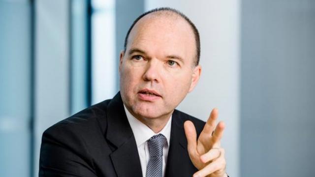 <b>Noul CEO Vodafone Group pregătește concedieri masive, inclusiv în România; Angajații vor fi înlocuiți de roboți</b>Chiar la început de săptămână avem vești despre planurile luate în calcul de viitorul CEO al Vodafone Group. Acesta plănuiește vânzarea unui număr consistent de turnuri GSM de pe plan european, asta cu scopul de a acoperi o parte din datoria