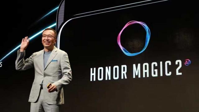 <b>Huawei Honor Magic 2 ar putea debuta pe 26 octombrie, conform unui nou teaser</b>Un teaser proaspăt ajuns în online ne dezvăluie astăzi faptul că lansarea lui Huawei Honor Magic 2 ar putea avea loc chiar pe data de 26 octombrie. În imaginea cu pricina vedem dispozitivul, sau mai bine zis silueta sa care ne prezintă și 